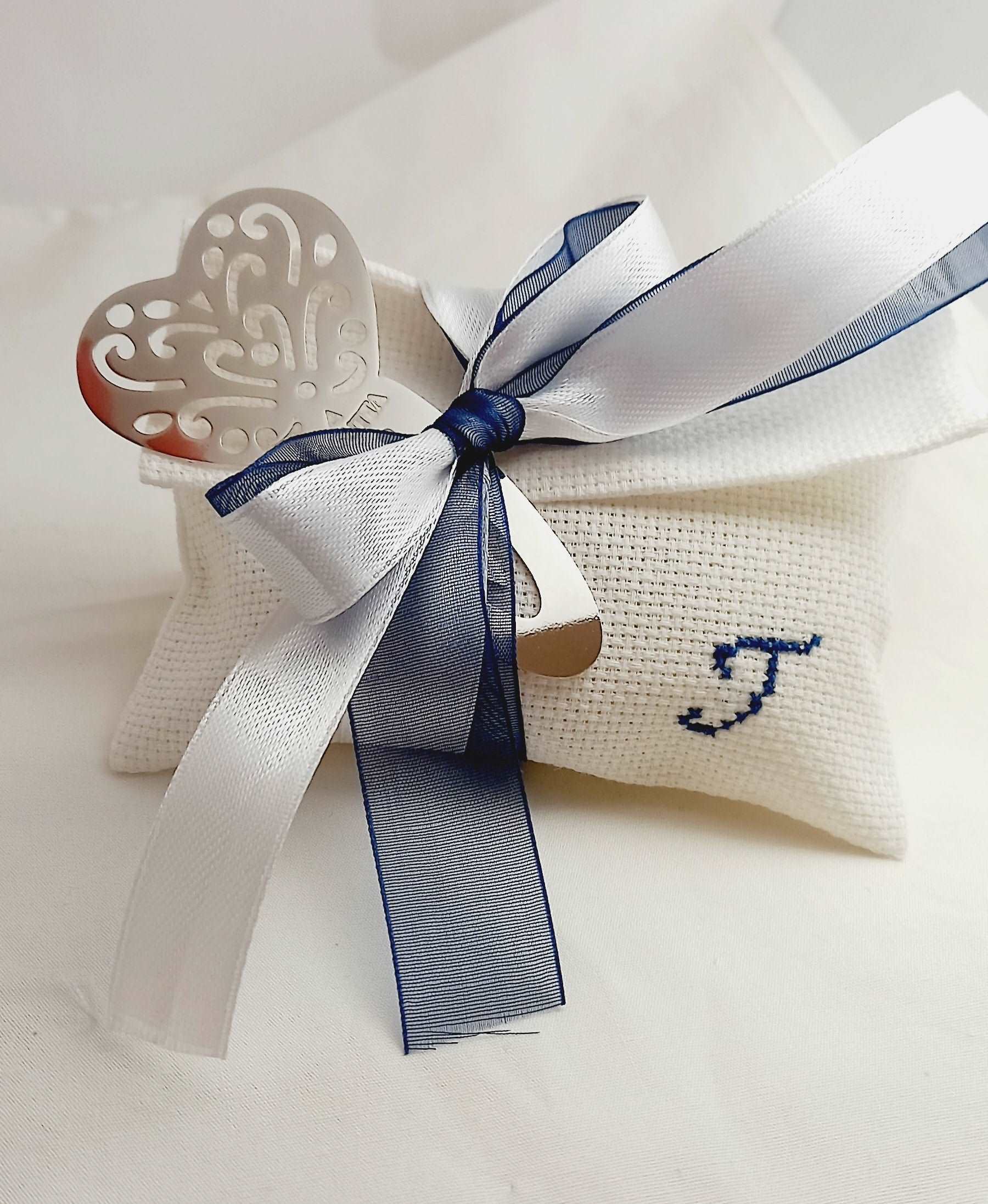 bomboniere battesimo o comunione segnalibro con cuore marca Bagutta e busta bianca con iniziale in blu nastri raso bianco e organza blu