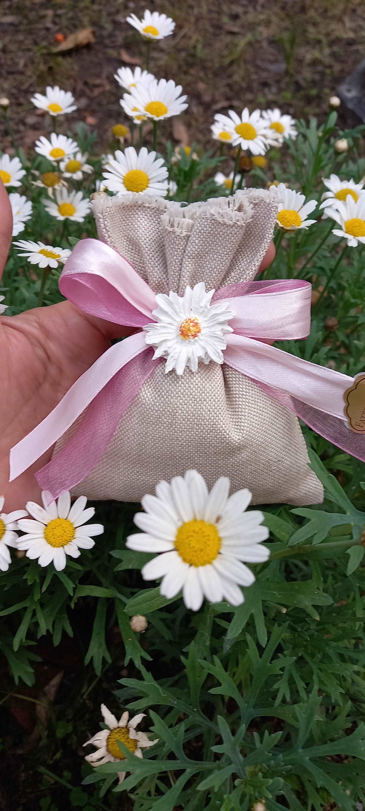 bomboniera comunione o cresima sacchettino realizzato a mano in lino grezzo con nastri rosa e fiore profuma biancheria