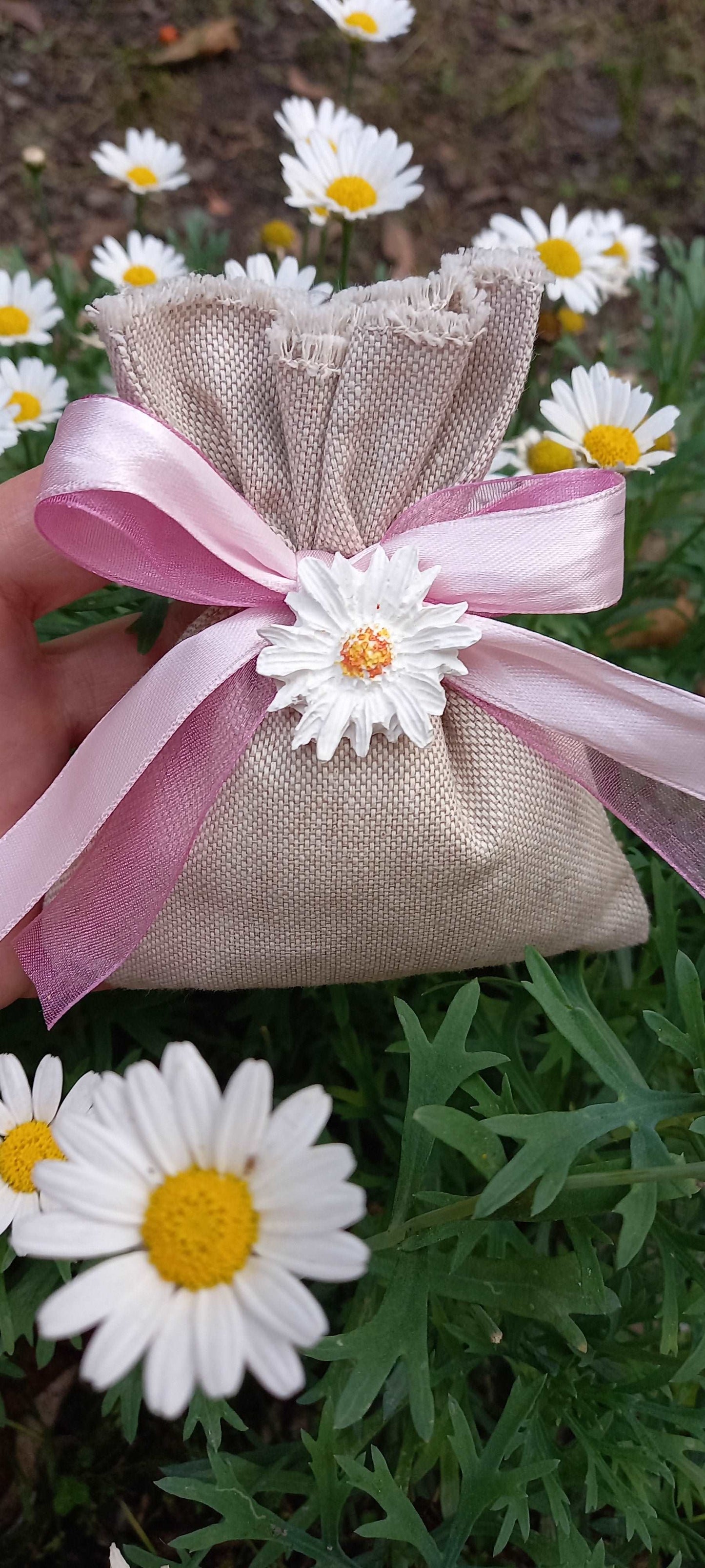 bomboniera comunione o cresima sacchettino realizzato a mano in lino grezzo con nastri rosa e fiore profuma biancheria