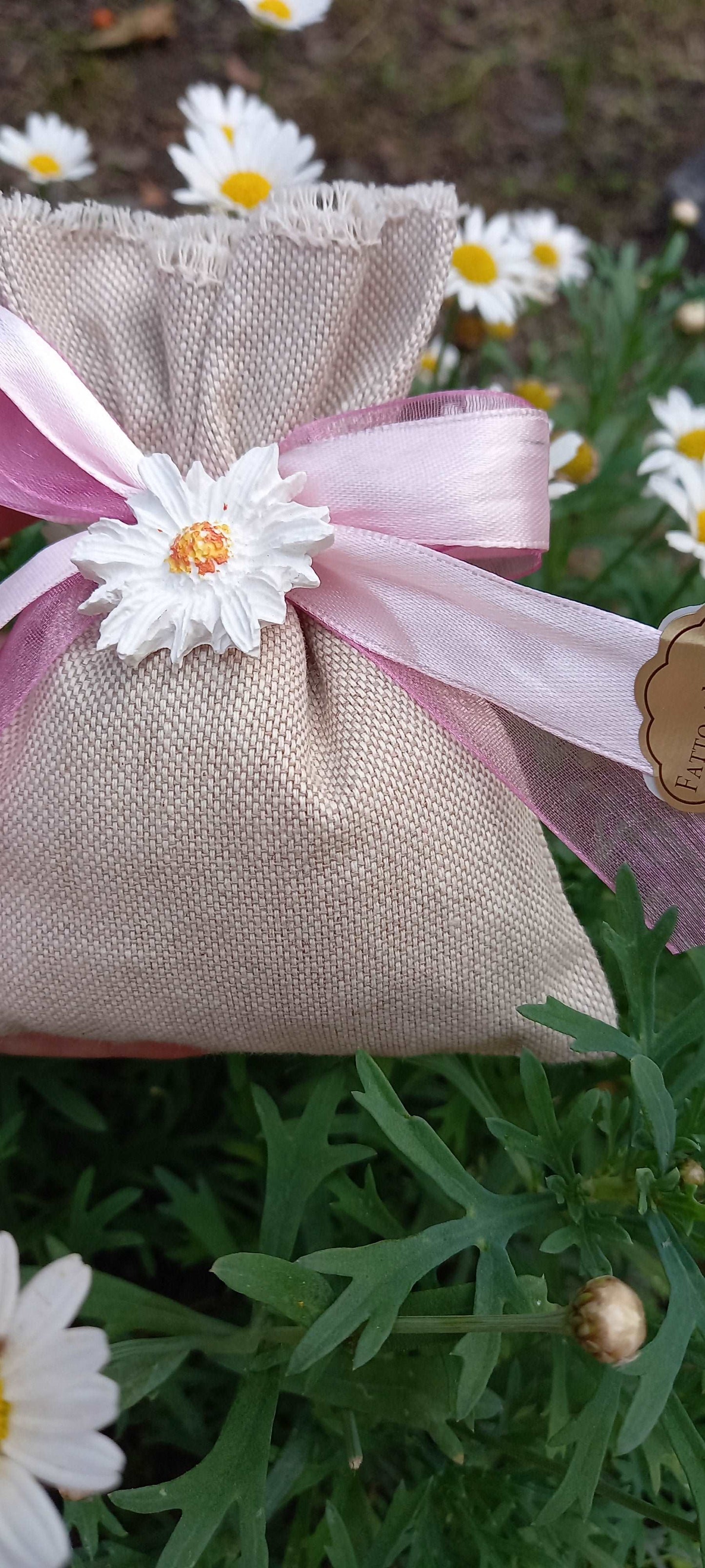 bomboniera comunione o cresima sacchettino realizzato a mano in lino grezzo con nastri rosa e fiore profuma biancheria