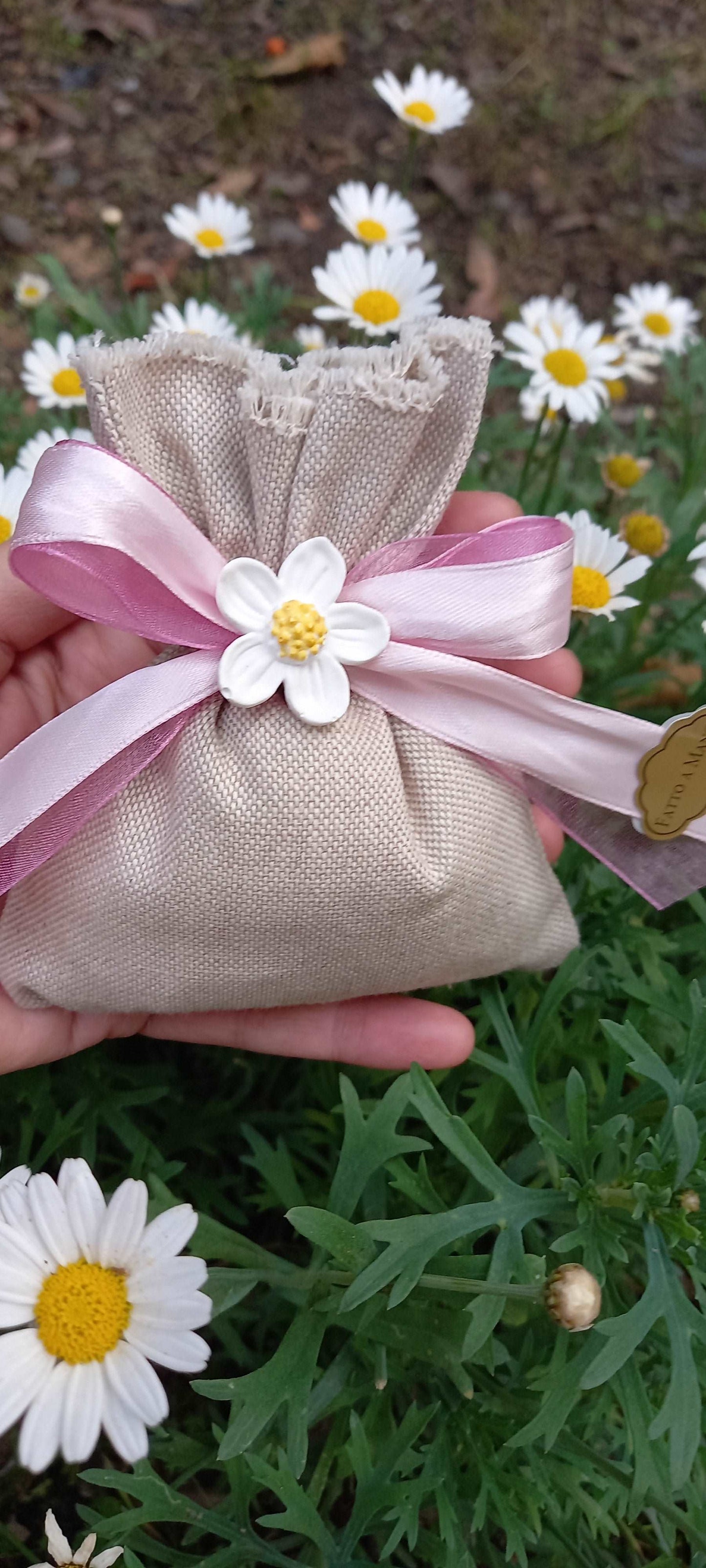 bomboniera comunione o cresima sacchettino realizzato a mano in lino grezzo con nastri rosa e fiore profuma biancheria