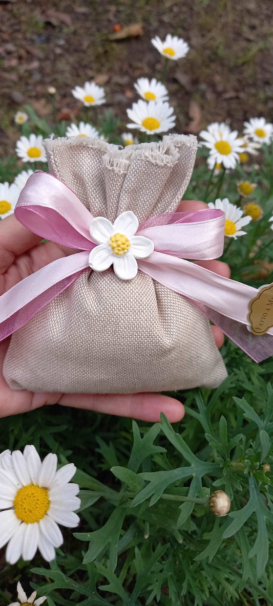 bomboniera comunione o cresima sacchettino realizzato a mano in lino grezzo con nastri rosa e fiore profuma biancheria