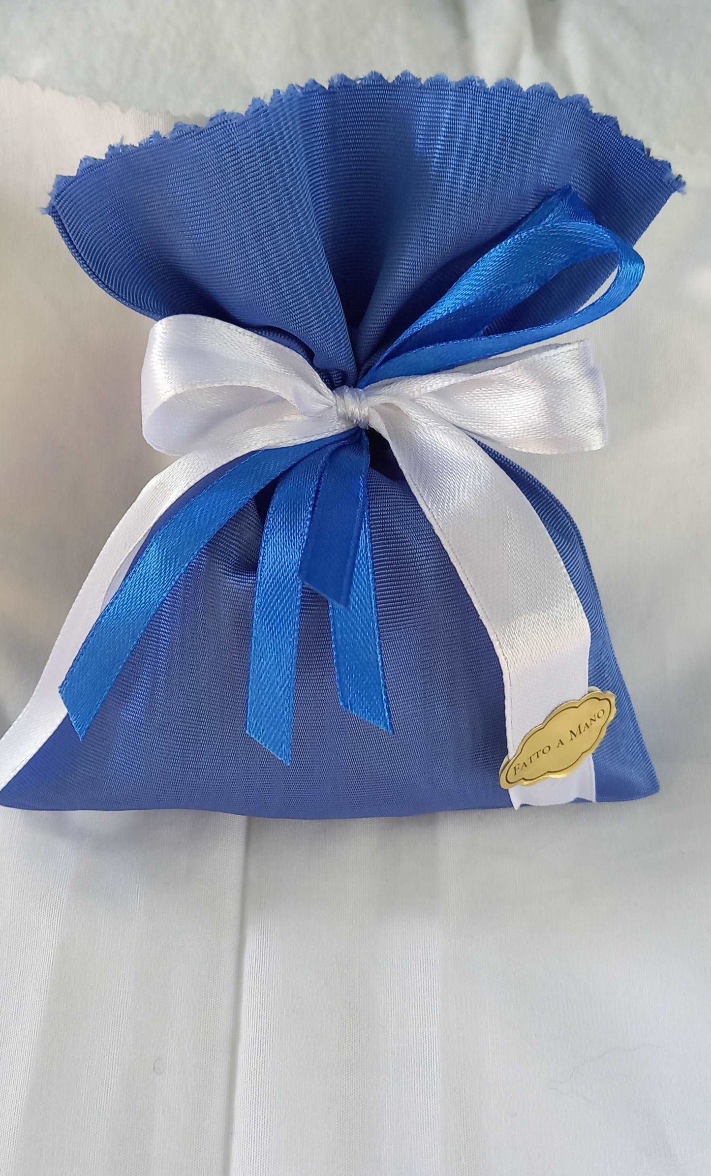 Elegante sacchetto porta confetti in moiré blu con fiocchi di raso bianco e blu, accessorio con etichetta "Fatto a mano".