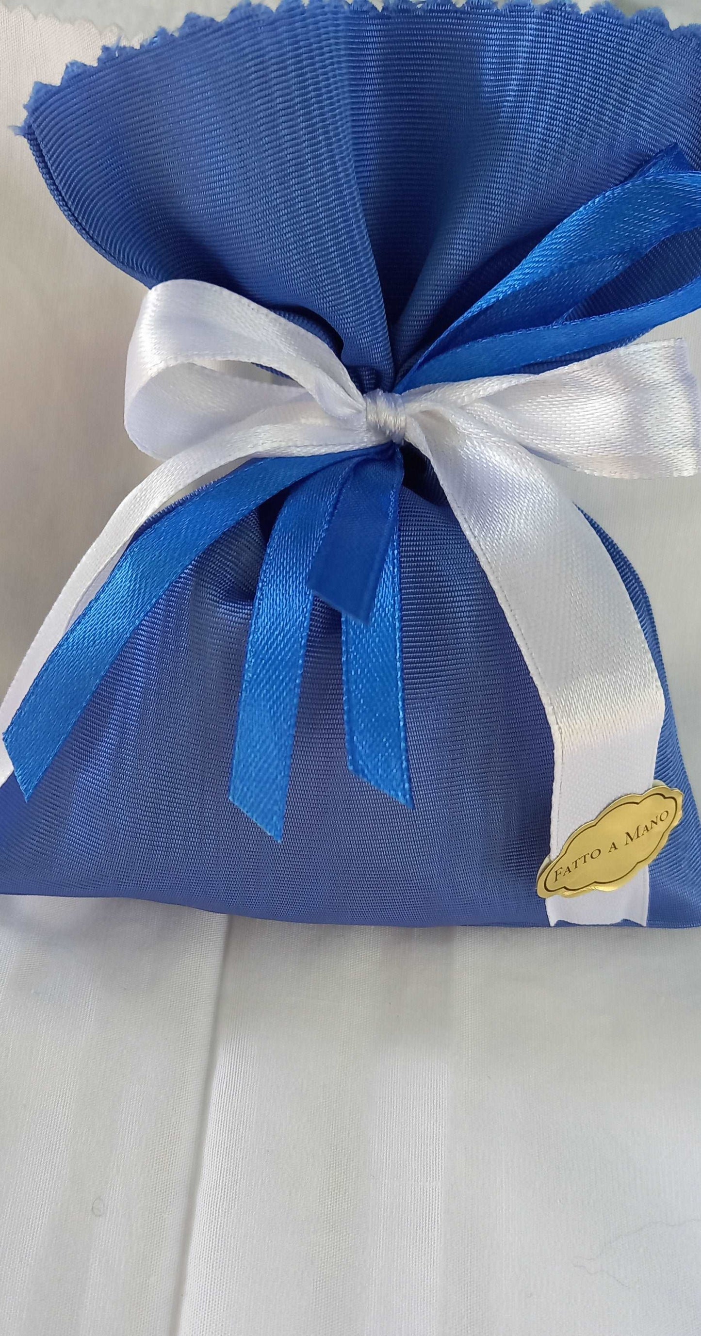 Sacchetto in Moiré Blu chiuso con fiocchi raso bianco e blu, etichetta "Fatto a mano", ideale come bomboniera elegante per eventi speciali.