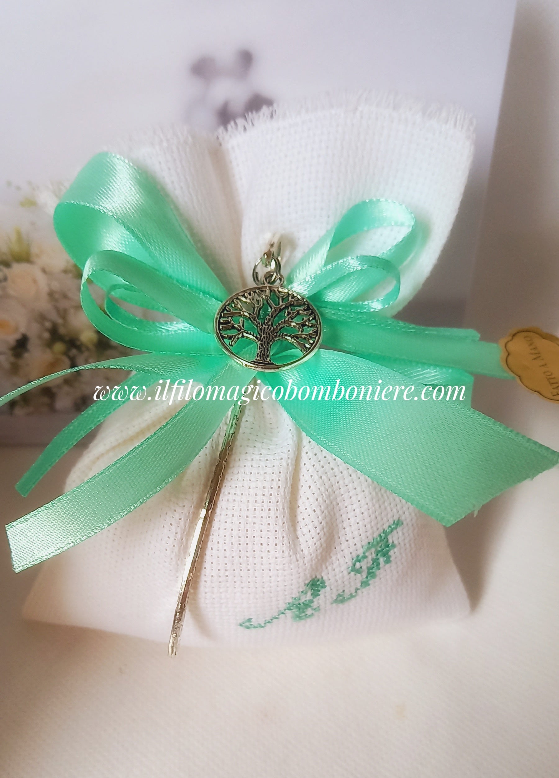 bomboniera matrimonio sacchettino bianco con iniziali ricamate in verde Tiffany in basso a sinistra fiocchi raso in tinta con il ricamo e segnalibro albero della vita.