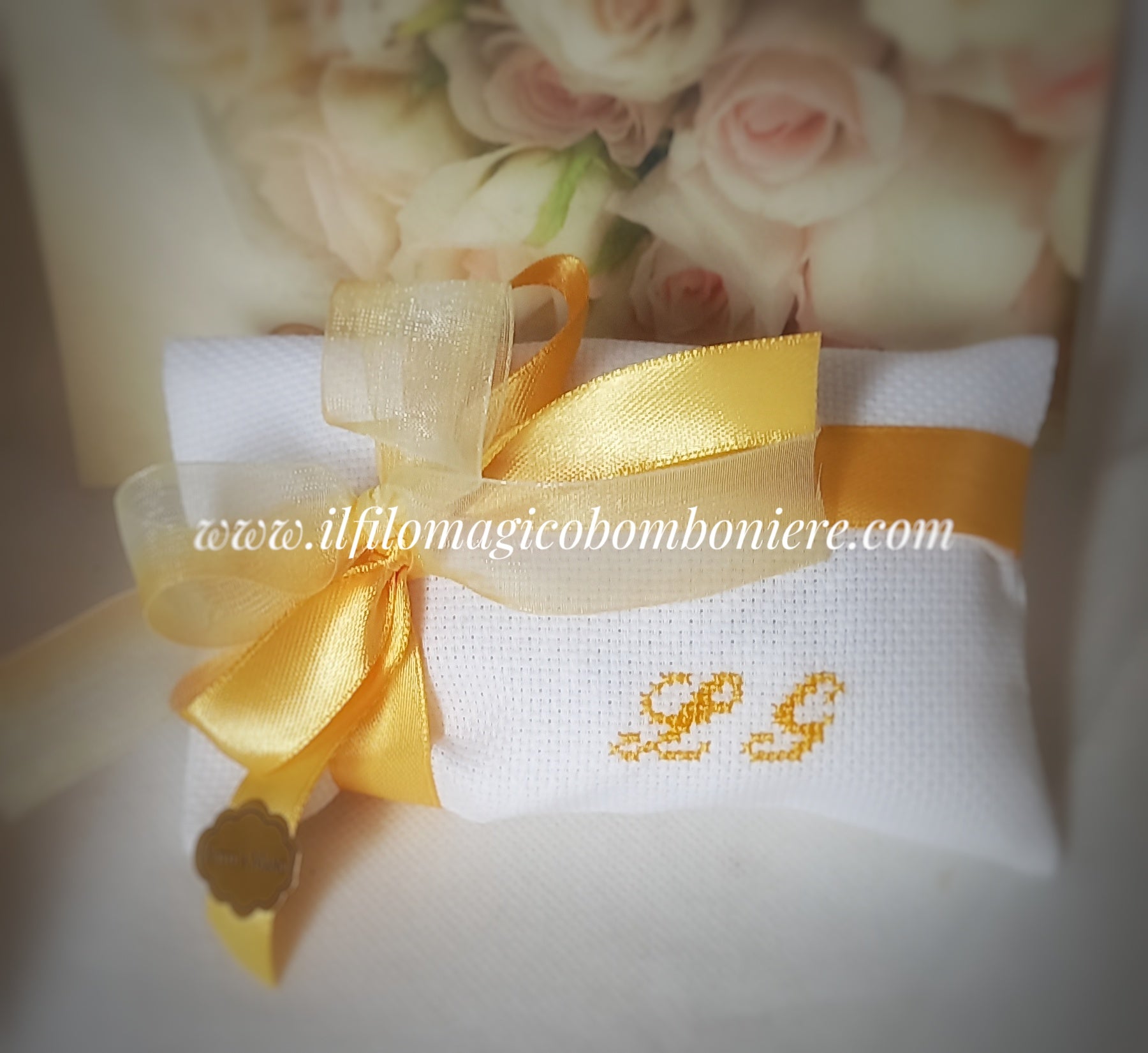 bomboniere matrimonio o anniversario di nozze oro buste porta confetti bianche con iniziali ricamate in giallo oro chiusa con nastri raso e organza in tinta con il ricamo