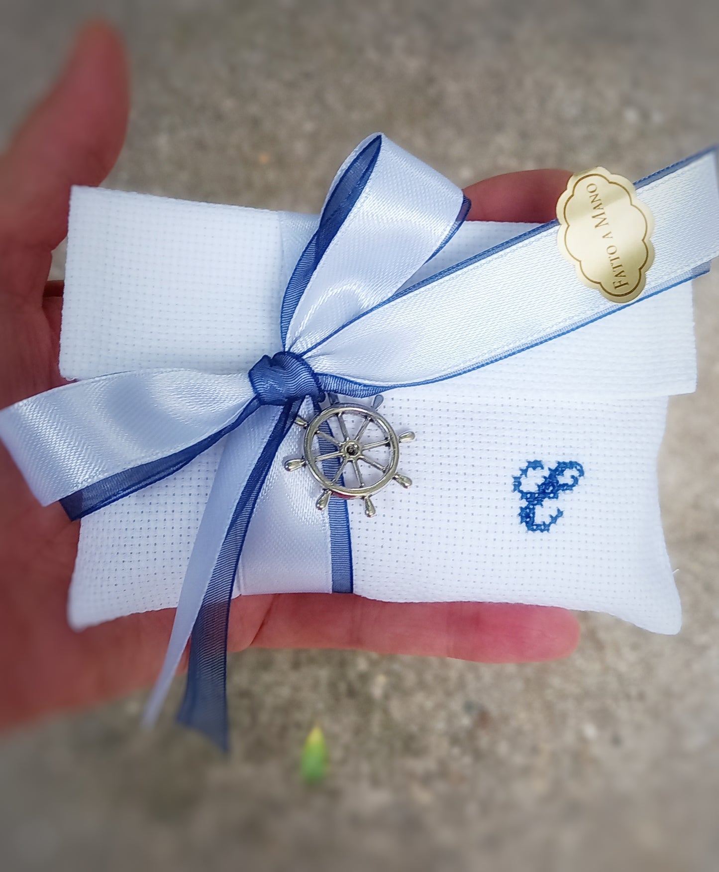 bomboniera prima comunione e cresima bimbo composta da busta bianca con iniziale ricamata in blu fiocco raso bianco e organza blu e ciondoli timone