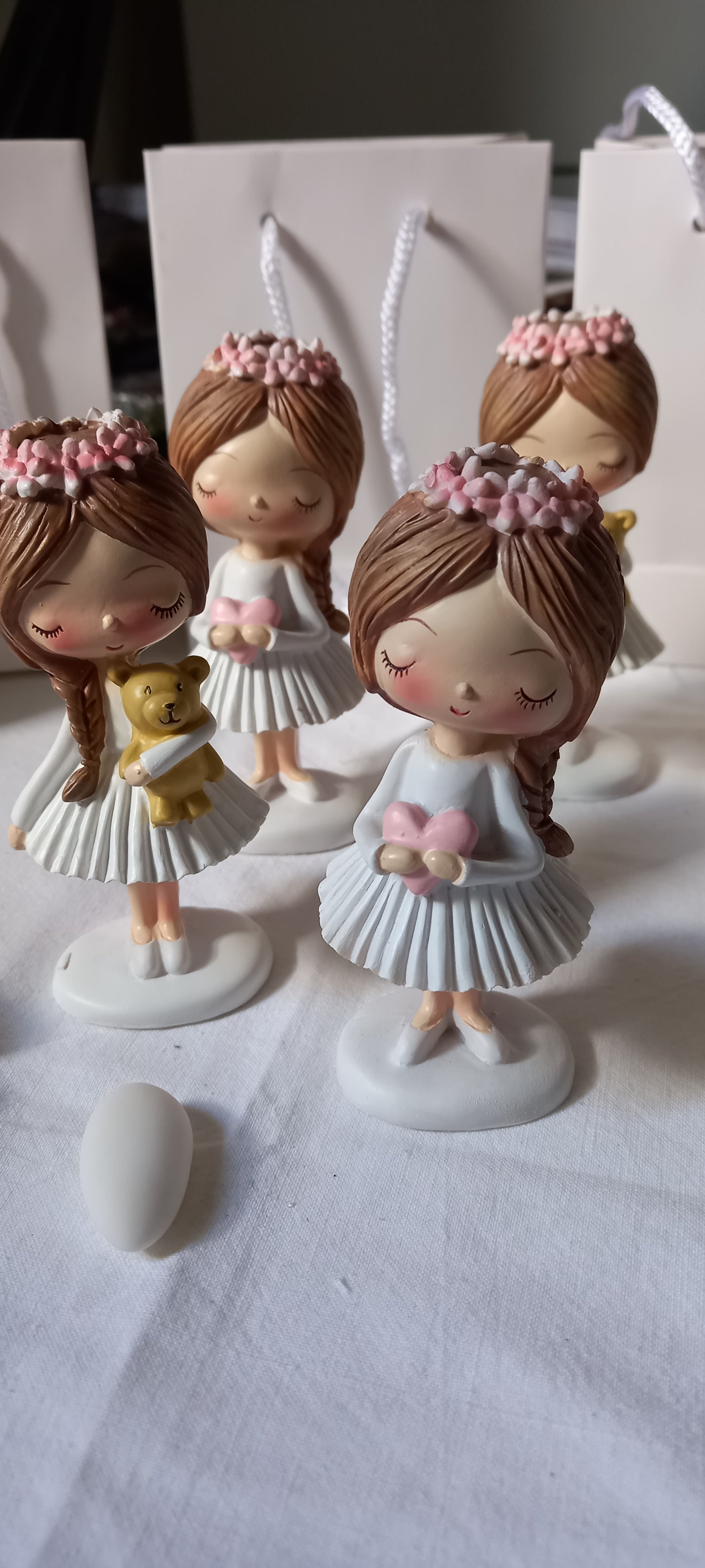 Delicate ballerine in resina con cuore rosa o orsacchiotto, perfette come bomboniera per la Prima Comunione.