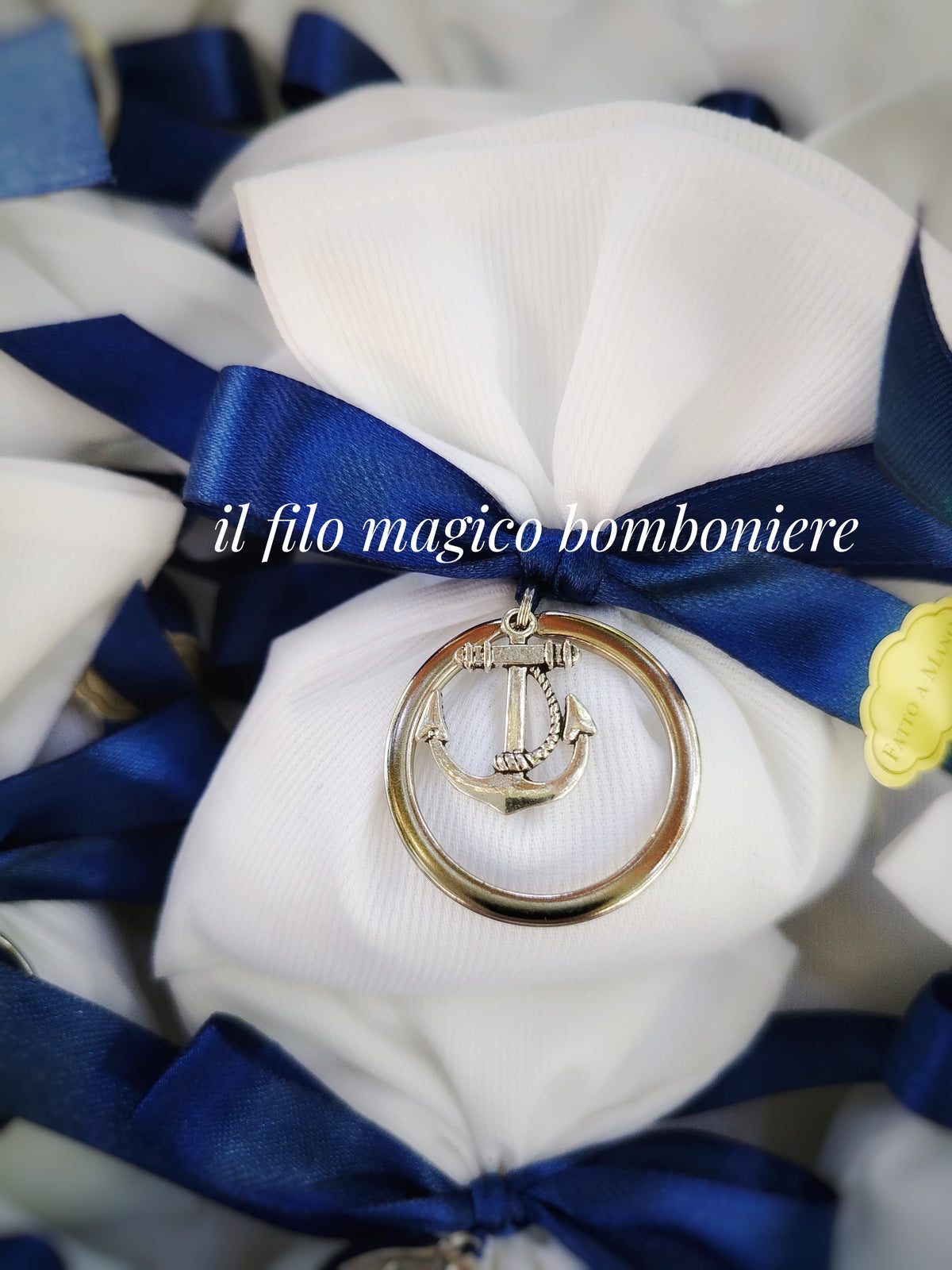 Bomboniera Comunione o Cresima con sacchettino in piquet bianco e portachiavi ancora