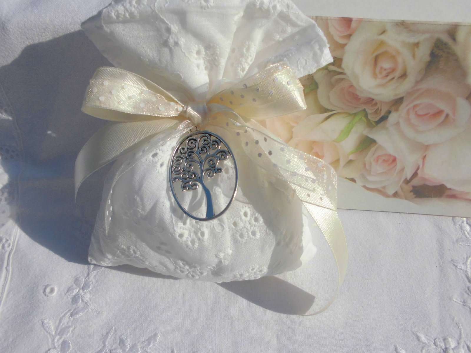 bomboniera matrimonio composta da sacchettino in sangallo bianco 12 cm x 15 cm comprensivo di 5 confetti e bigliettino in abbinamento ciondolo ovale albero della vita argentato