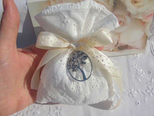 bomboniera matrimonio composta da sacchettino in sangallo bianco 12 cm x 15 cm comprensivo di 5 confetti e bigliettino in abbinamento ciondolo ovale albero della vita argentato  