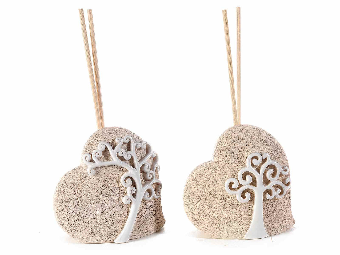 Diffusori di profumo a forma di cuore con fregio dell'albero della vita, in resina, alti 7,5 cm. Disponibili in due modelli assortiti, ideali come bomboniere per ogni occasione. Perfetti per aggiungere un tocco elegante e significativo.