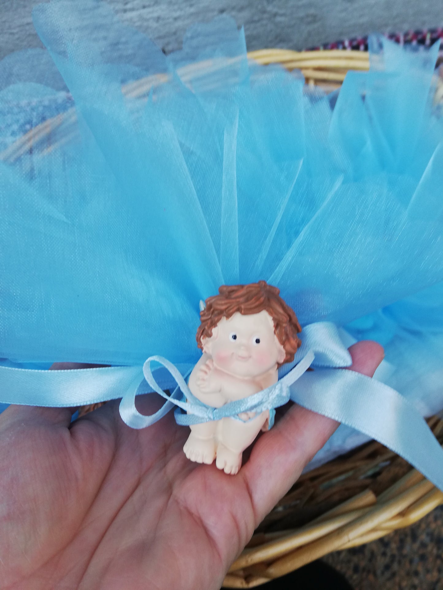 angioletto seduto con tulle azzurro