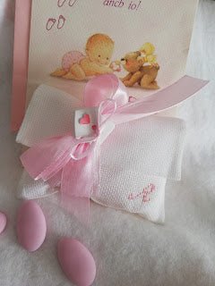 busta bianca con iniziale del nome ricamata in rosa nastri raso e organza rosa e bottone a forma di casetta