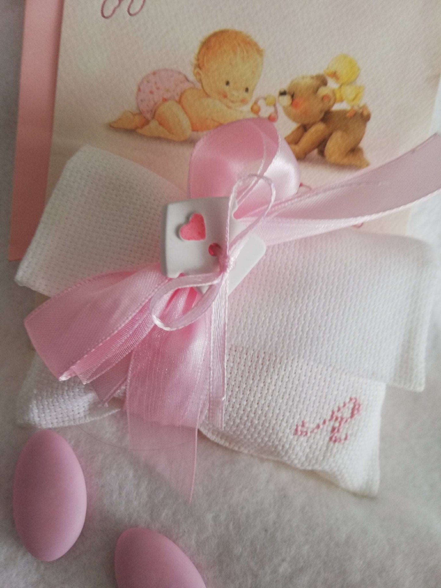 busta bianca con iniziale del nome ricamata in rosa nastri raso e organza rosa e bottone a forma di casetta 