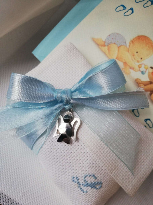 bomboniere battesimo bimbo composte da busta bianca con iniziale del nome ricamata a mano in azzurro e ciondolo angelo in argento 925 