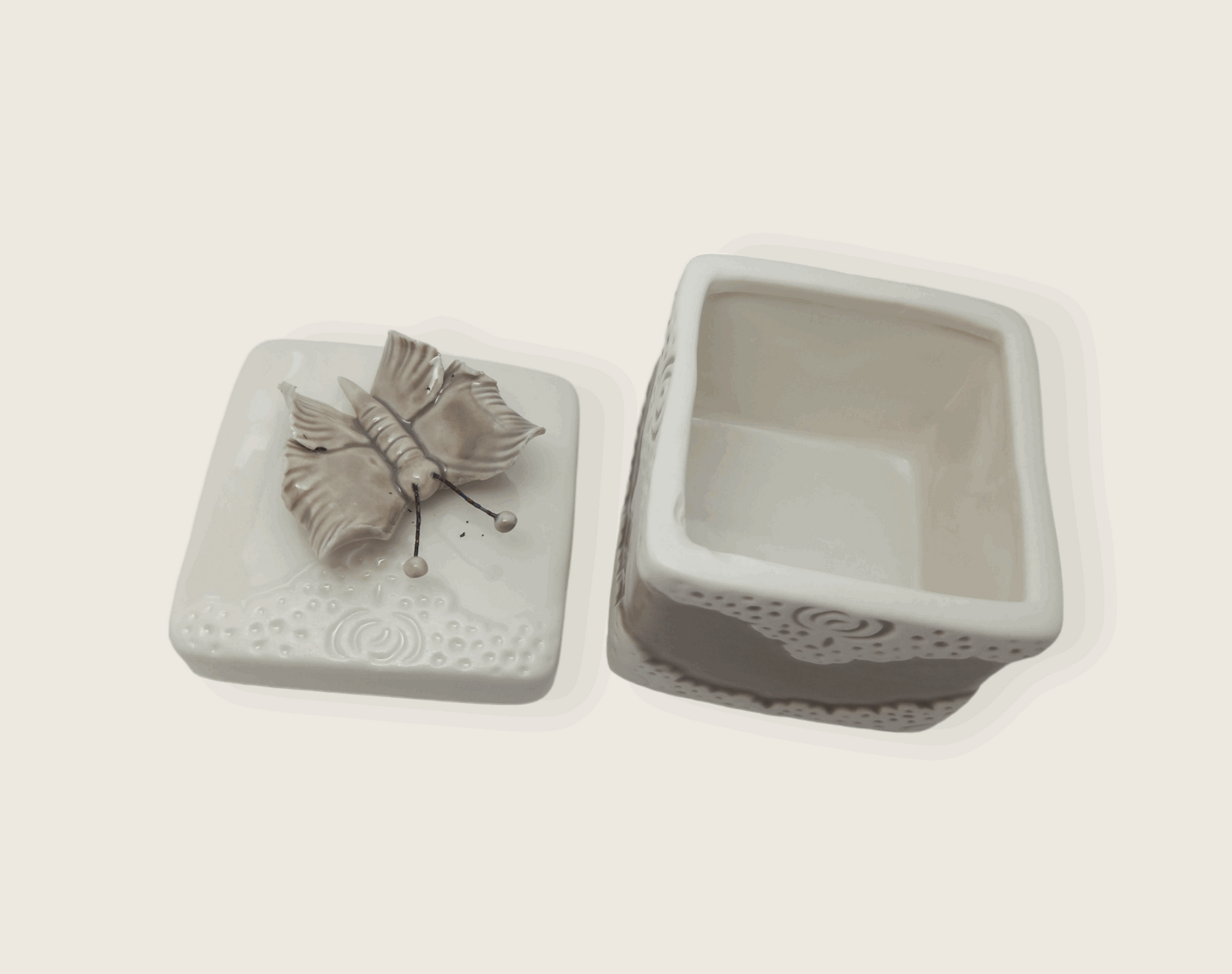 bomboniera in offerta per Comunione o Cresima. Questa bomboniera in ceramica, dalle dimensioni di 6 x 6 cm, è adornata con una graziosa farfalla sul coperchio. Ogni bomboniera include 5 confetti al cioccolato , bigliettino con nome e data stampati , scatola e certificato