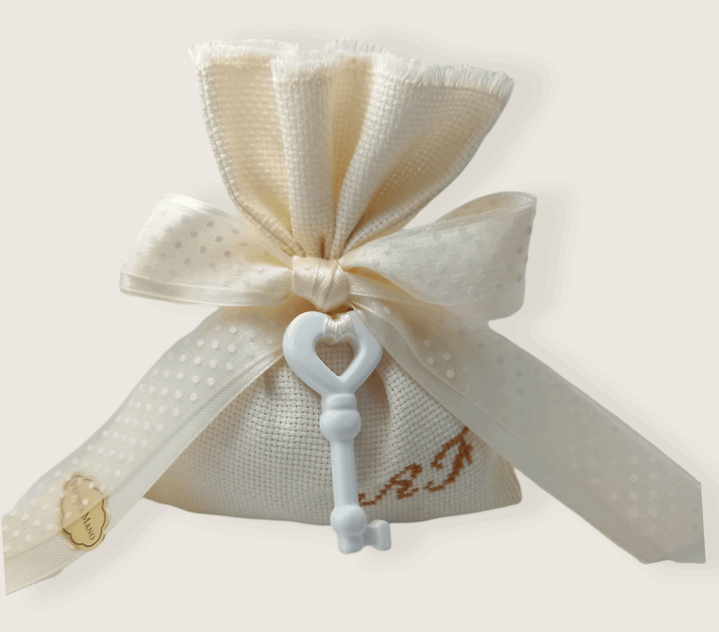 bomboniera matrimonio composta da sacchettino ecru porta confetti 12 cm x 15 cm con iniziali dei nomi degli sposi ricamate a mano e in abbinamento chiave lucchetto profuma bianche