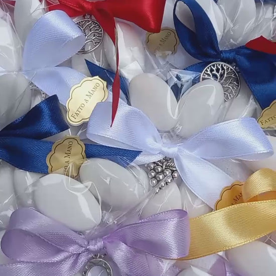 bomboniere per qualsiasi ricorrenza composte da 5 confetti avvolti in plastica alimentare con nastri lilla, giallo, blu, rosso e bianco e ciondolo grappolo d'uva, albero della vita ferro di cavallo e quadrifoglio