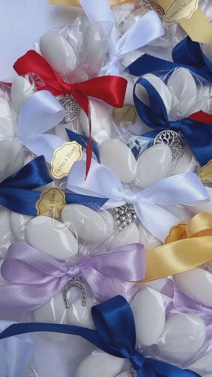 bomboniere per qualsiasi ricorrenza composte da 5 confetti avvolti in plastica alimentare con nastri lilla, giallo, blu, rosso e bianco e ciondolo grappolo d'uva, albero della vita ferro di cavallo e quadrifoglio