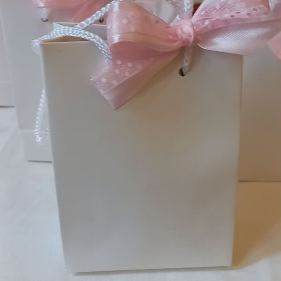 Eleganti ballerine con abito bianco e treccia, ideali per una Cresima speciale con un tocco fiabesco.