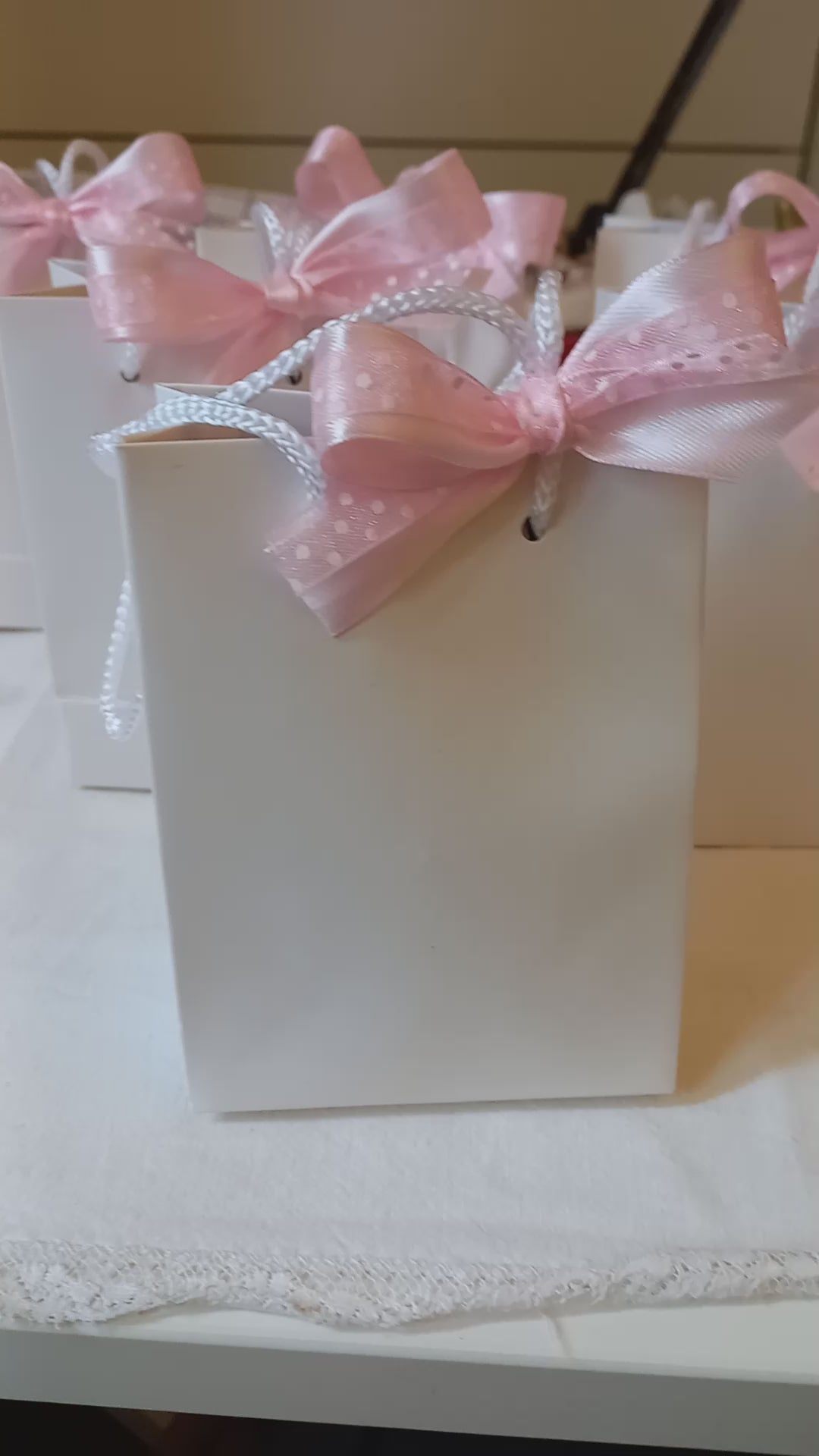 Eleganti ballerine con abito bianco e treccia, ideali per una Cresima speciale con un tocco fiabesco.